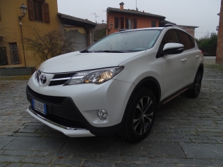 TOYOTA RAV4 2.0 D-4D 2WD Style White Ed.